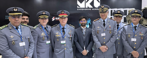 Des responsables militaires marocains visitant le stand MKU au World Defense Show 2024, en Arabie saoudite.