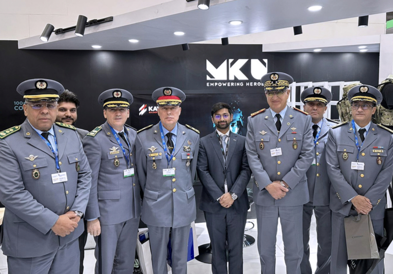 Des responsables militaires marocains visitant le stand MKU au World Defense Show 2024, en Arabie saoudite.