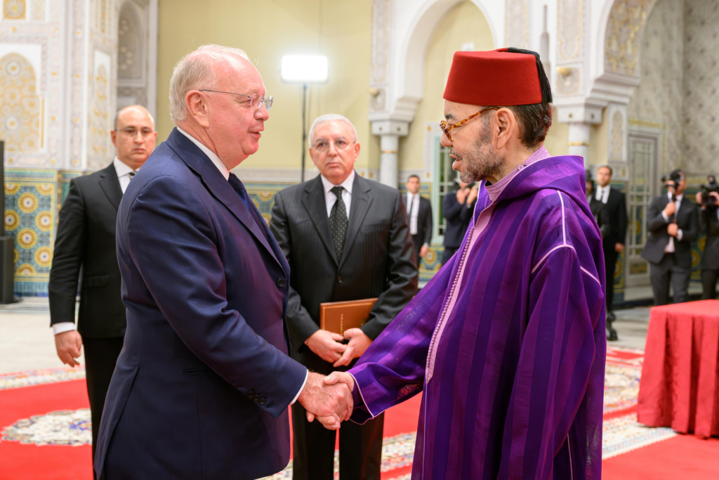 Le roi Mohammed VI et Ross McInnes, président du groupe Safran, lors de la cérémonie de lancement du projet d’usine de trains d’atterrissage du groupe français à Nouaceur, tenue au Palais royal de Casablanca, le 13 février 2026.