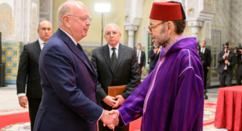Le roi Mohammed VI et Ross McInnes, président du groupe Safran, lors de la cérémonie de lancement du projet d’usine de trains d’atterrissage du groupe français à Nouaceur, tenue au Palais royal de Casablanca, le 13 février 2026.