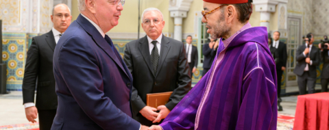 Le roi Mohammed VI et Ross McInnes, président du groupe Safran, lors de la cérémonie de lancement du projet d’usine de trains d’atterrissage du groupe français à Nouaceur, tenue au Palais royal de Casablanca, le 13 février 2026.