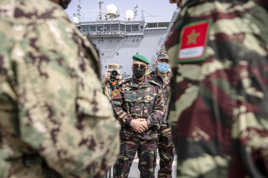 Des officiers de l'armée marocaine lors d'un exercice militaire.
