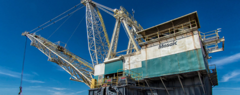 Une excavatrice de phosphate du groupe américain Mosaic.