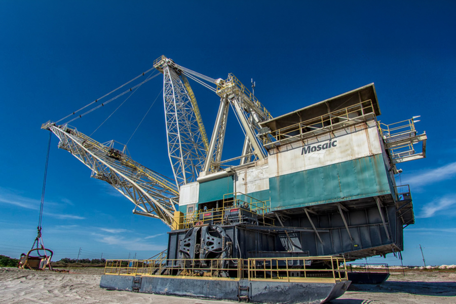 Une excavatrice de phosphate du groupe américain Mosaic.