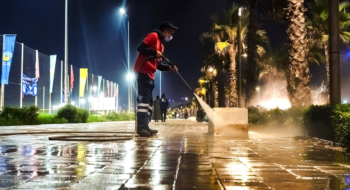 Un agent de propreté assurant le nettoyage d'un espace public à Casablanca.