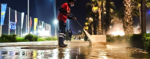 Un agent de propreté assurant le nettoyage d'un espace public à Casablanca.
