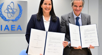 Meriem El Asraoui, Chief Global Affairs Officer du groupe OCP, et Rafael Mariano Grossi, directeur général de l’AIEA.