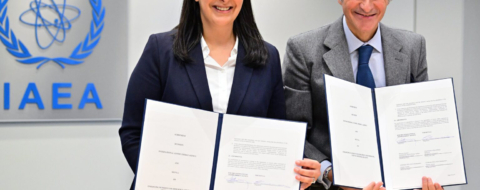 Meriem El Asraoui, Chief Global Affairs Officer du groupe OCP, et Rafael Mariano Grossi, directeur général de l’AIEA.