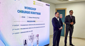 Redouane Samlali, PDG d'Oncorad Group, lors de la présentation du nouveau robot chirurgical installé à la Clinique d'oncologie de Tanger du groupe, le 19 février 2026.