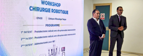 Redouane Samlali, PDG d'Oncorad Group, lors de la présentation du nouveau robot chirurgical installé à la Clinique d'oncologie de Tanger du groupe, le 19 février 2026.