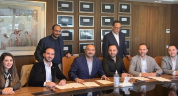Lors de la signature de l'accord d'acquisition de B5 Cosmetics par One Retail, filiale du groupe H&S Group.