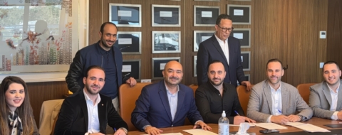 Lors de la signature de l'accord d'acquisition de B5 Cosmetics par One Retail, filiale du groupe H&S Group.