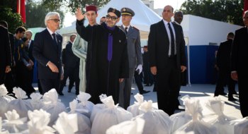 Le roi Mohammed VI et le prince héritier Moulay El Hassan lors du lancement de l’opération « Ramadan 1447 », le 21 février 2026, à Salé.