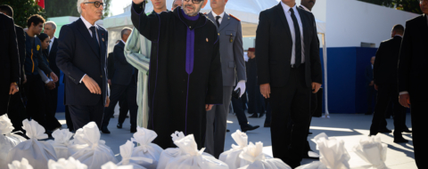 Le roi Mohammed VI et le prince héritier Moulay El Hassan lors du lancement de l’opération « Ramadan 1447 », le 21 février 2026, à Salé.