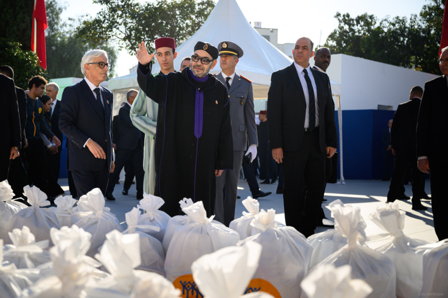 Le roi Mohammed VI et le prince héritier Moulay El Hassan lors du lancement de l’opération « Ramadan 1447 », le 21 février 2026, à Salé.