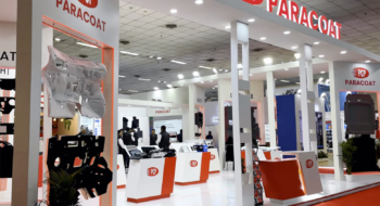 Un stand d'exposition du groupe indien Paracoat dans un salon professionnel.