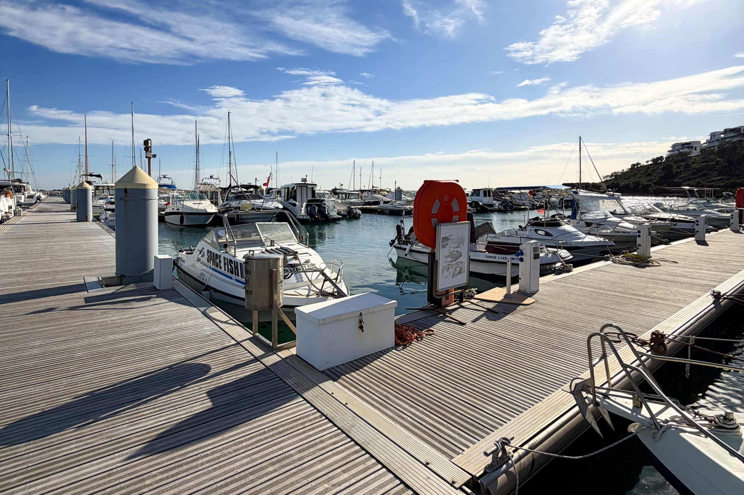 Voiliers et bateaux de luxe trouvent refuge dans le port de plaisance d'Atalayoun.