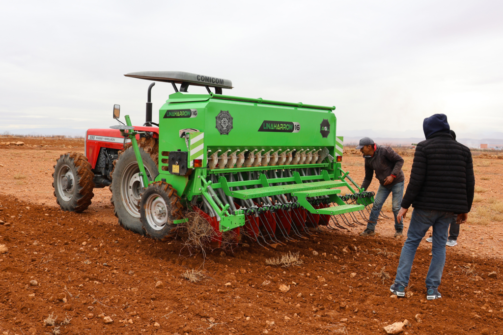 Lors d'une opération de semis direct, pilier essentiel du développement d'une agriculture résiliente face au changement climatique.