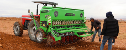 Lors d'une opération de semis direct, pilier essentiel du développement d'une agriculture résiliente face au changement climatique.