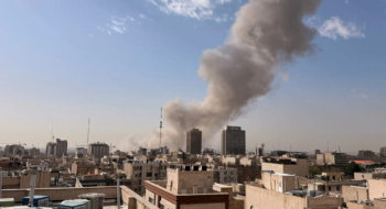 Panache de fumée après une explosion au centre de Téhéran.