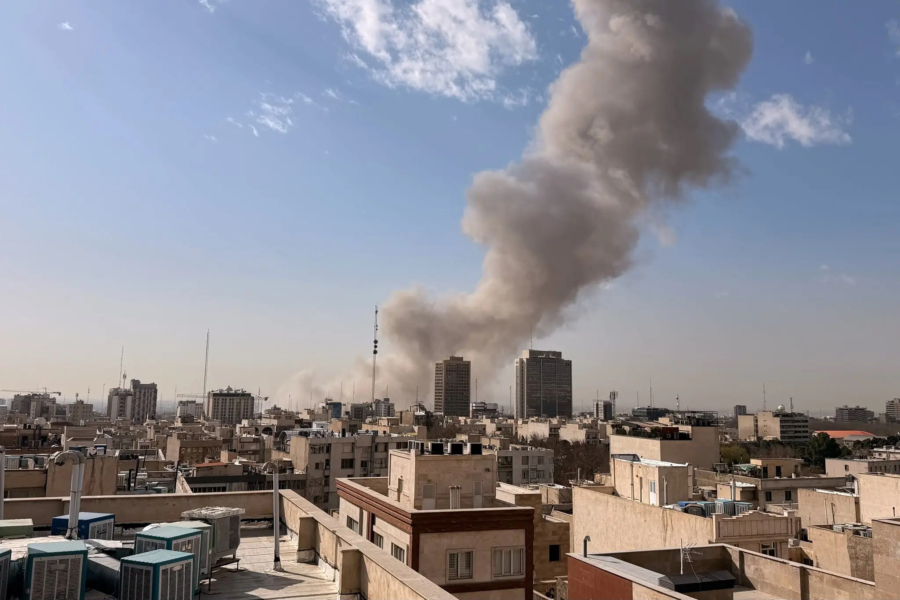 Panache de fumée après une explosion au centre de Téhéran.