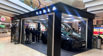 Le pop-up store de Tesla à Casablanca, installé dans le centre commercial AnfaPlace Mall.