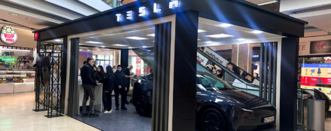 Le pop-up store de Tesla à Casablanca, installé dans le centre commercial AnfaPlace Mall.
