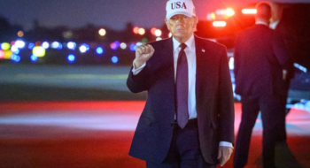 Le président des États-Unis Donald Trump arrivant à West Palm Beach, en Floride, le 27 février 2026, à la veille des bombardements en Iran.