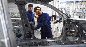 Des opérateurs sur une chaîne de l'usine Stellantis de Kénitra.