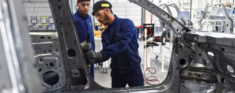 Des opérateurs sur une chaîne de l'usine Stellantis de Kénitra.