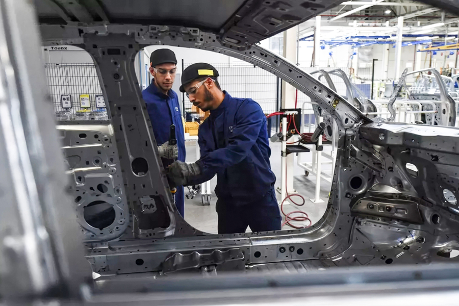 Des opérateurs sur une chaîne de l'usine Stellantis de Kénitra.