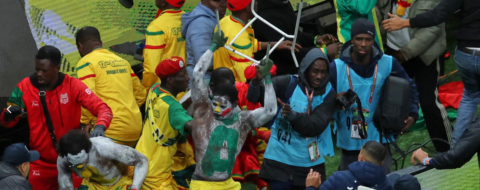 Des supporters sénégalais tentant d'envahir le terrain lors de la finale de la CAN 2025.