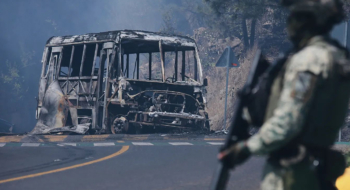 Un soldat devant un véhicule calciné à Cointzio, dans l'État de Michoacán, au Mexique.