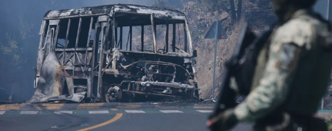 Un soldat devant un véhicule calciné à Cointzio, dans l'État de Michoacán, au Mexique.