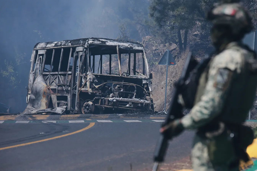 Un soldat devant un véhicule calciné à Cointzio, dans l'État de Michoacán, au Mexique.
