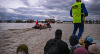 Des habitants de Ksar El Kébir évacués après les inondations provoquées par la montée des eaux de l'oued Loukkos. Crédit : MAP