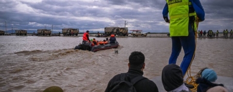 Des habitants de Ksar El Kébir évacués après les inondations provoquées par la montée des eaux de l'oued Loukkos. Crédit : MAP