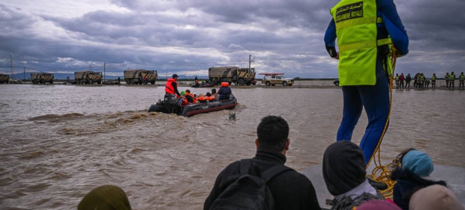 Des habitants de Ksar El Kébir évacués après les inondations provoquées par la montée des eaux de l'oued Loukkos. Crédit : MAP