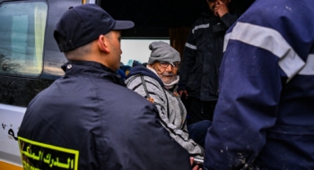 Des éléments de la Gendarmerie royale lors d'une opération d'évacuation des habitants, en prévention des inondations dans région du Gharb.
