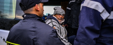 Des éléments de la Gendarmerie royale lors d'une opération d'évacuation des habitants, en prévention des inondations dans région du Gharb.