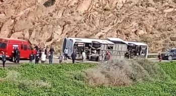 Le bus de la DGSN renversé dans la région de Sidi Ifni, le 21 février 2026.