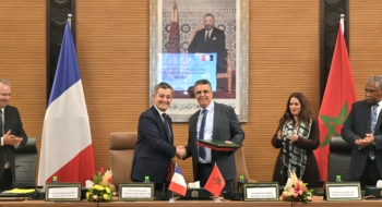Abdellatif Ouahbi, ministre de la Justice, et son homologue français Gérald Darmanin, lors de la signature à Rabat, le 2 février 2026, d'un plan d'action pour la coopération judiciaire pour la période 2026-2028.