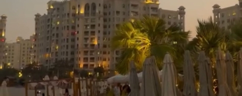 Une colonne de fumée s'élève dans le ciel de Dubai.