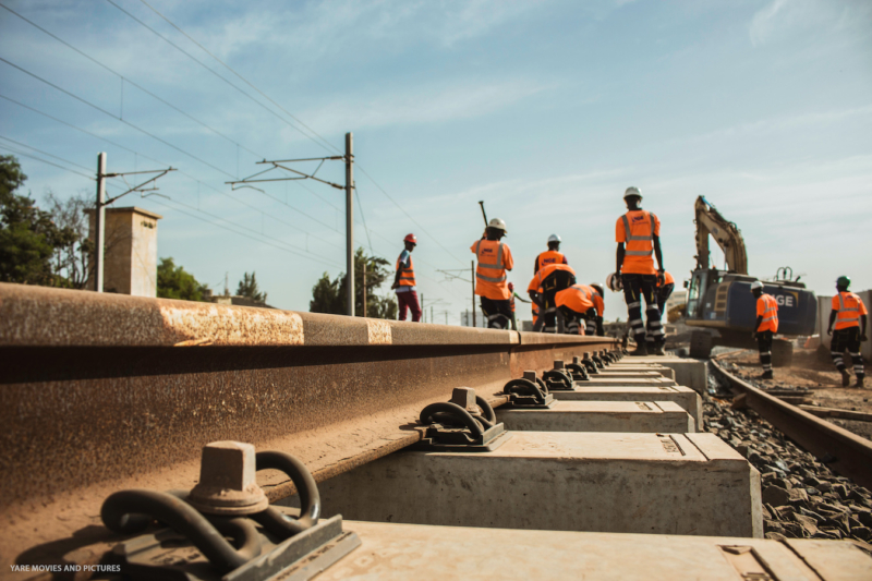 Un chantier ferroviaire conduit par le groupe NGE en Afrique.