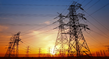 Des lignes de transport d'énergie électrique à haute tension.