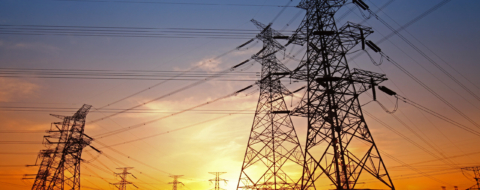 Des lignes de transport d'énergie électrique à haute tension.