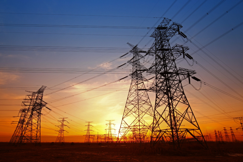 Des lignes de transport d'énergie électrique à haute tension.