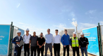 Matthieu De Bos, PDG de Falcon (5e en partant de la gauche), et JD Joly, directeur financier de Falcon, aux côtés de membres de Fluoralpha et de Hensen sur site à Jorf Lasfar