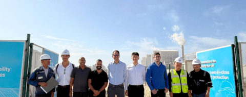 Matthieu De Bos, PDG de Falcon (5e en partant de la gauche), et JD Joly, directeur financier de Falcon, aux côtés de membres de Fluoralpha et de Hensen sur site à Jorf Lasfar