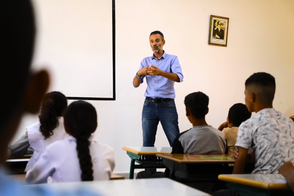 Un enseignant et ses élèves dans une salle de classe du collège Anoual, dans la province de Moulay Yacoub, qui a adopté en 2024 le programme des collèges pionniers.